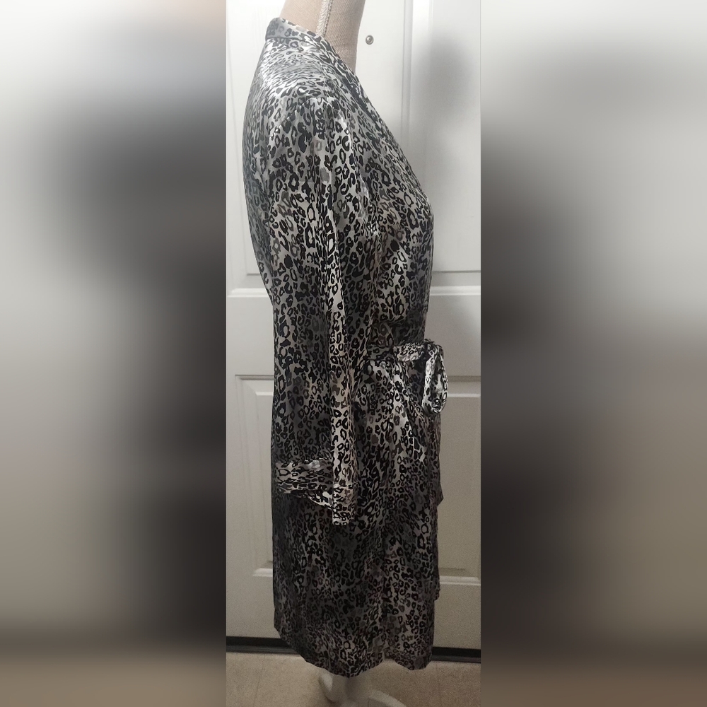 Ambrielle Leopard Print Robe With Tie Size Medium - image 3